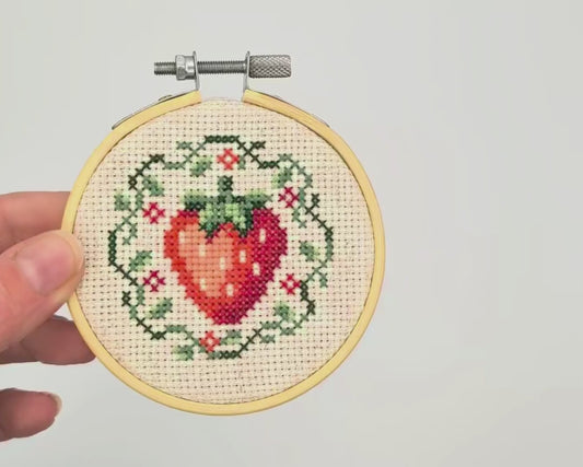 Mini Cross Stitch Kit: Strawberry Vine 3"